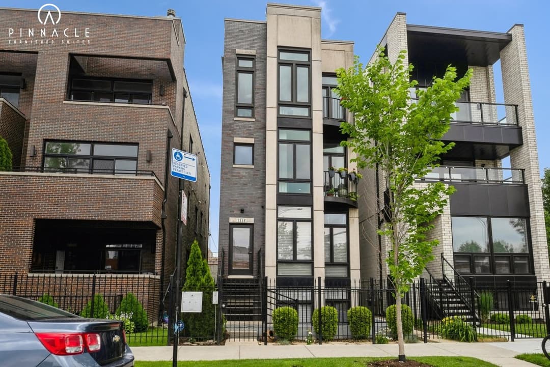 1330 W Hubbard St 2 Bedroom